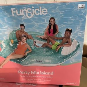 Island inflatable pool float
